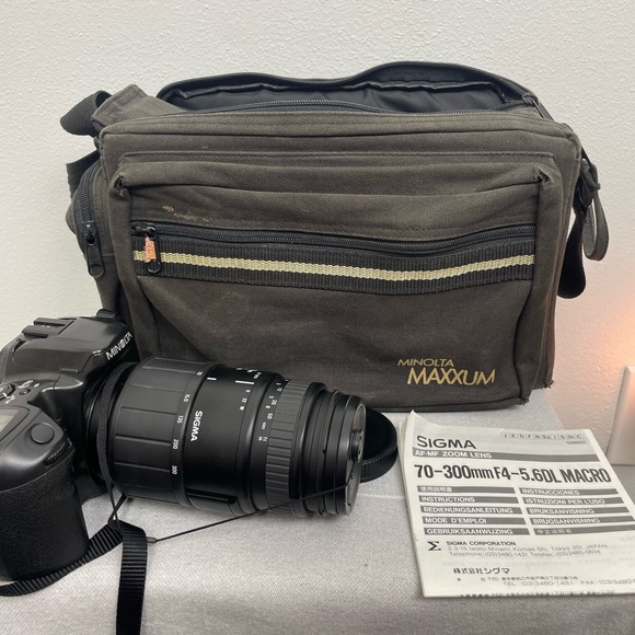 Minolta Maxxum400si Film Camera with Case Lens Accessories.